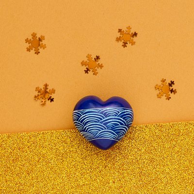 Cuore di pietra saponaria blu con onde