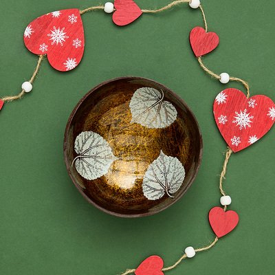 Ciotola di cocco laccata con foglie oro