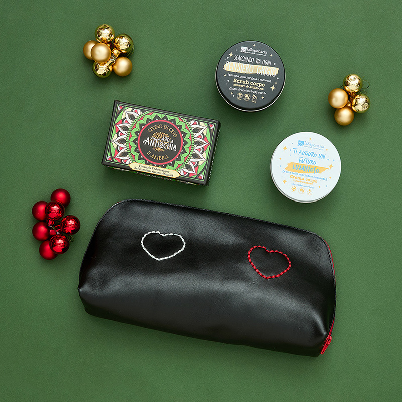 Pochette regalo con sapone, scrub e crema corpo