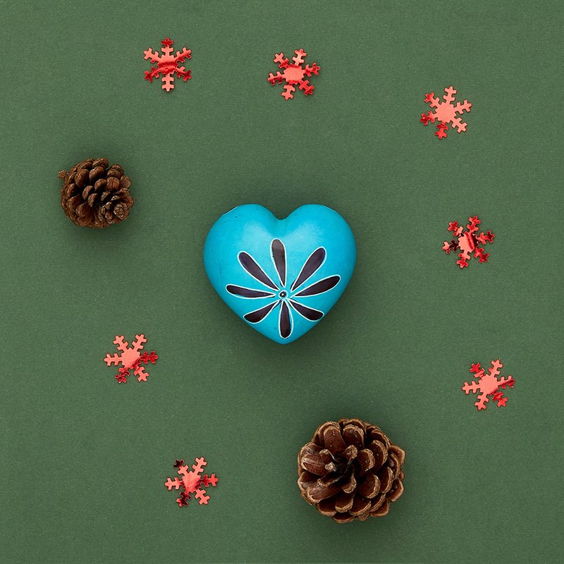 Cuore di pietra saponaria turchese con fiore