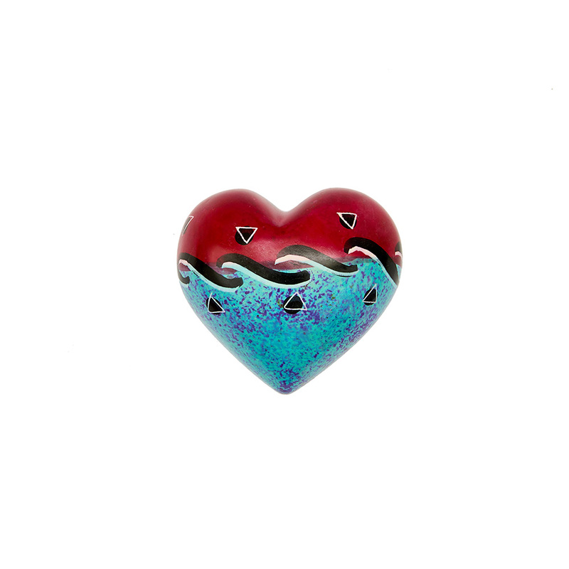 Cuore di pietra saponaria con onde nero, blu, rosso