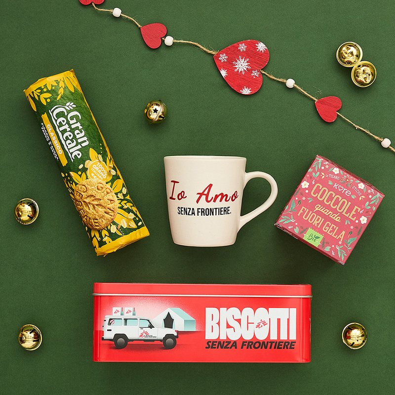 Kit solidale con tazza, tisana e scatola Biscotti Senza Frontiere classici