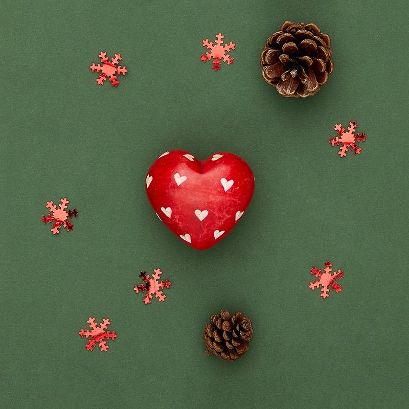 Cuore rosso con cuoricini bianchi di pietra saponaria